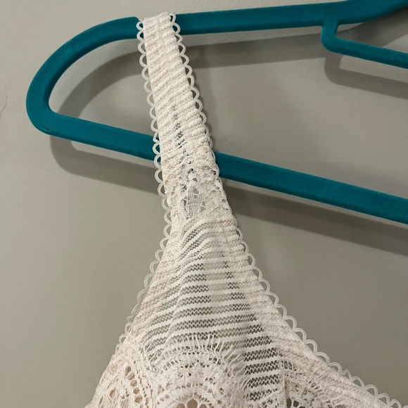 Victoria's Secret Lace Bra - Picture 5 of 9